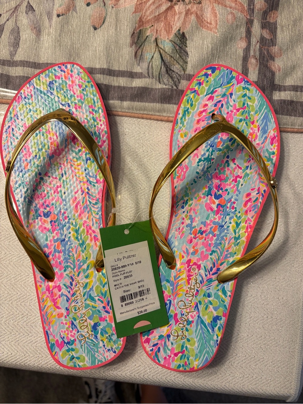 NWT Lilly Pulitzer Gold-strap Flip Flops “Catch the Wave print” size 9/10